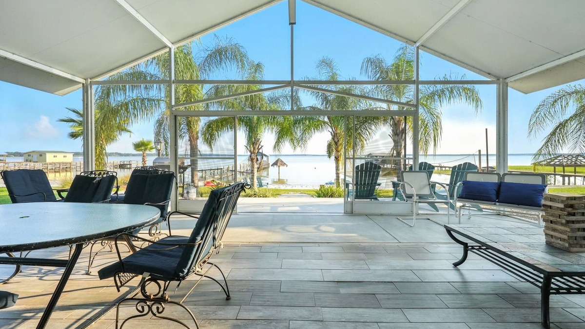 Candler House | Bright & Cozy retreat on Lake Weir with a beautiful white sandy beach!