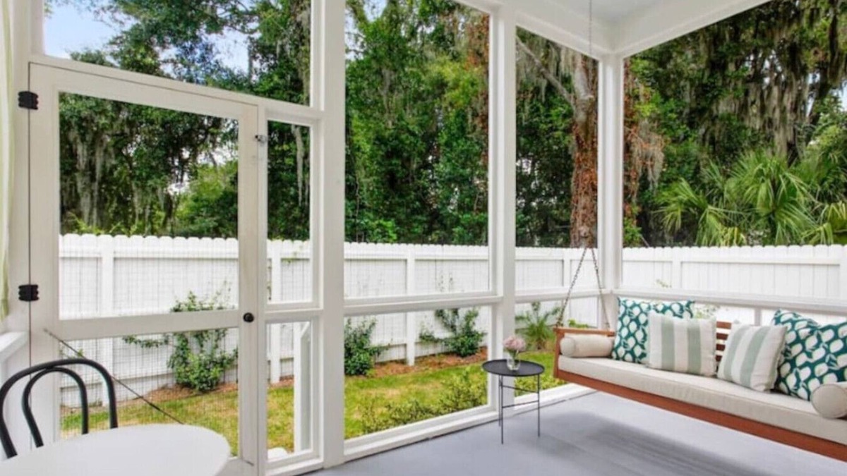 Northwest Quadrant Apartment | Bright Dreamy Cottage-Walkable to Water & Downtown