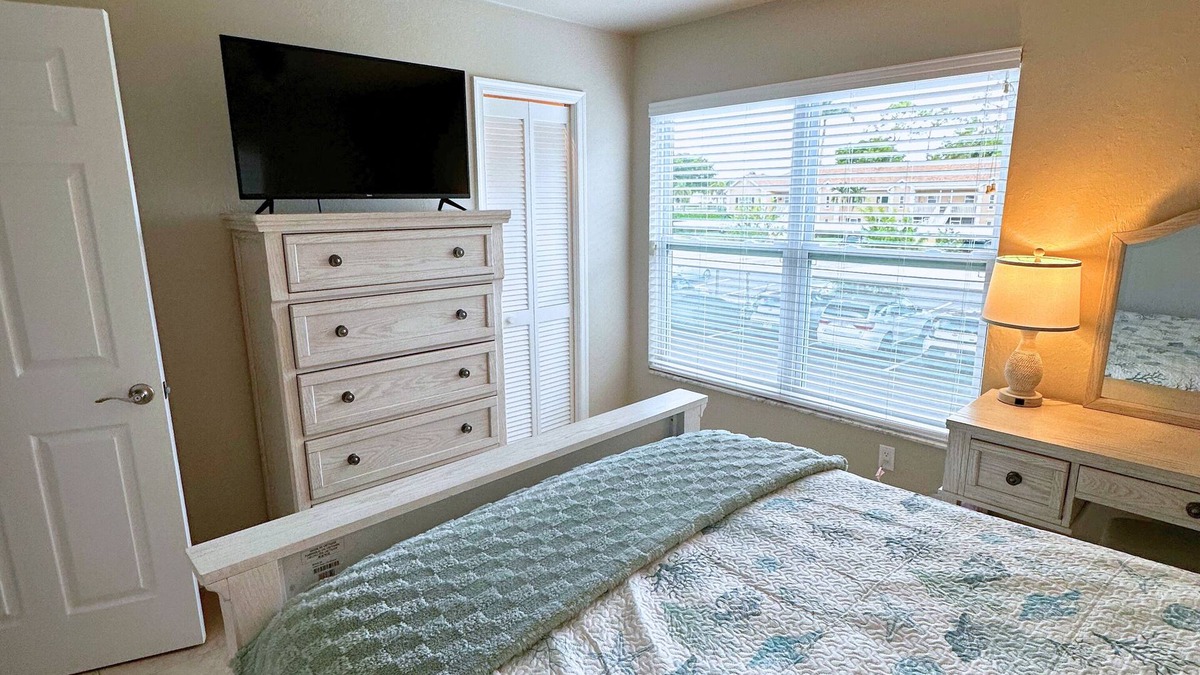 Crown Pointe Condo | Bright end-unit 3BR w/vaulted ceilings near beach