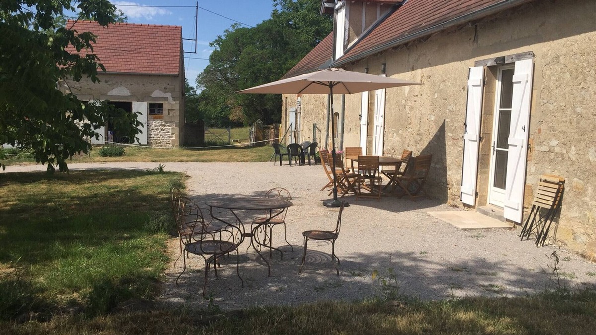 Meillard Cottage | Bright family cottage with shared pool in the countryside