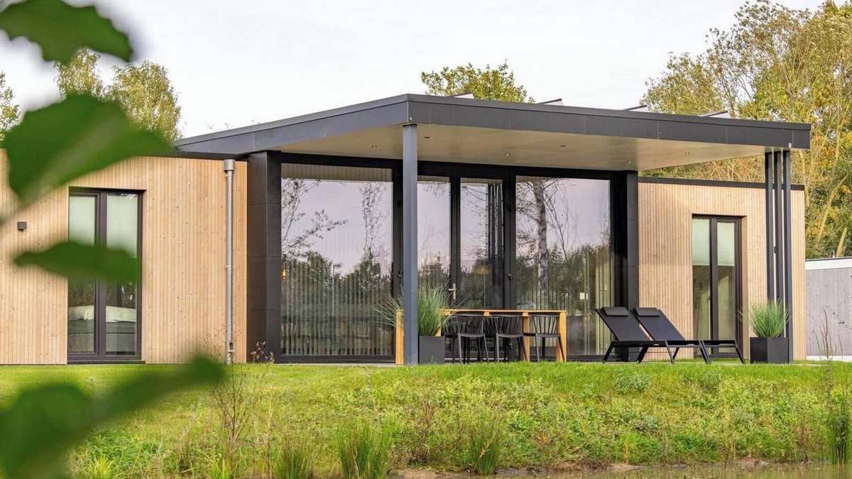 Maasbree House | Bright forest lodge with three private bathrooms and a large terrace – perfect for a stylish nature getaway with family or friends.