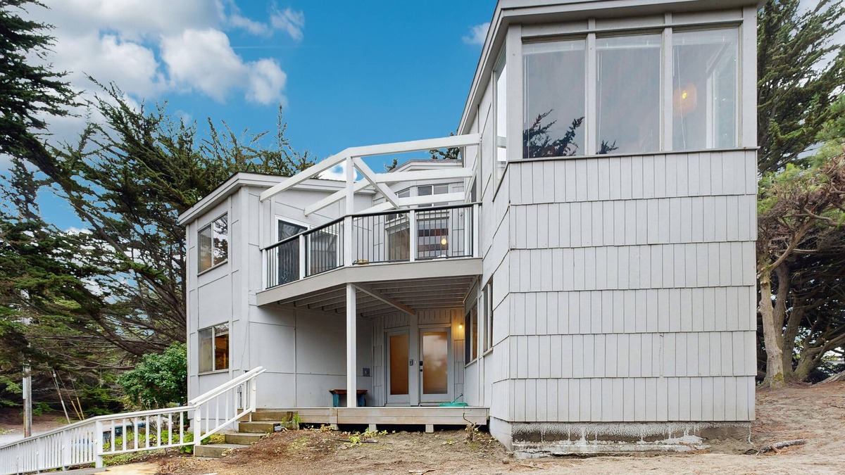 Salmon Creek House | Bright Home 800 Feet from Salmon Creek Beach w/Wood Stove & Pool Table