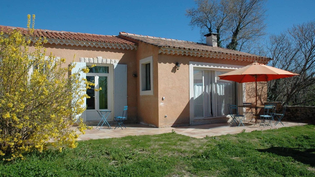 Cabrieres-d'Avignon House | bright house with garden, village center, view on the Luberon.
