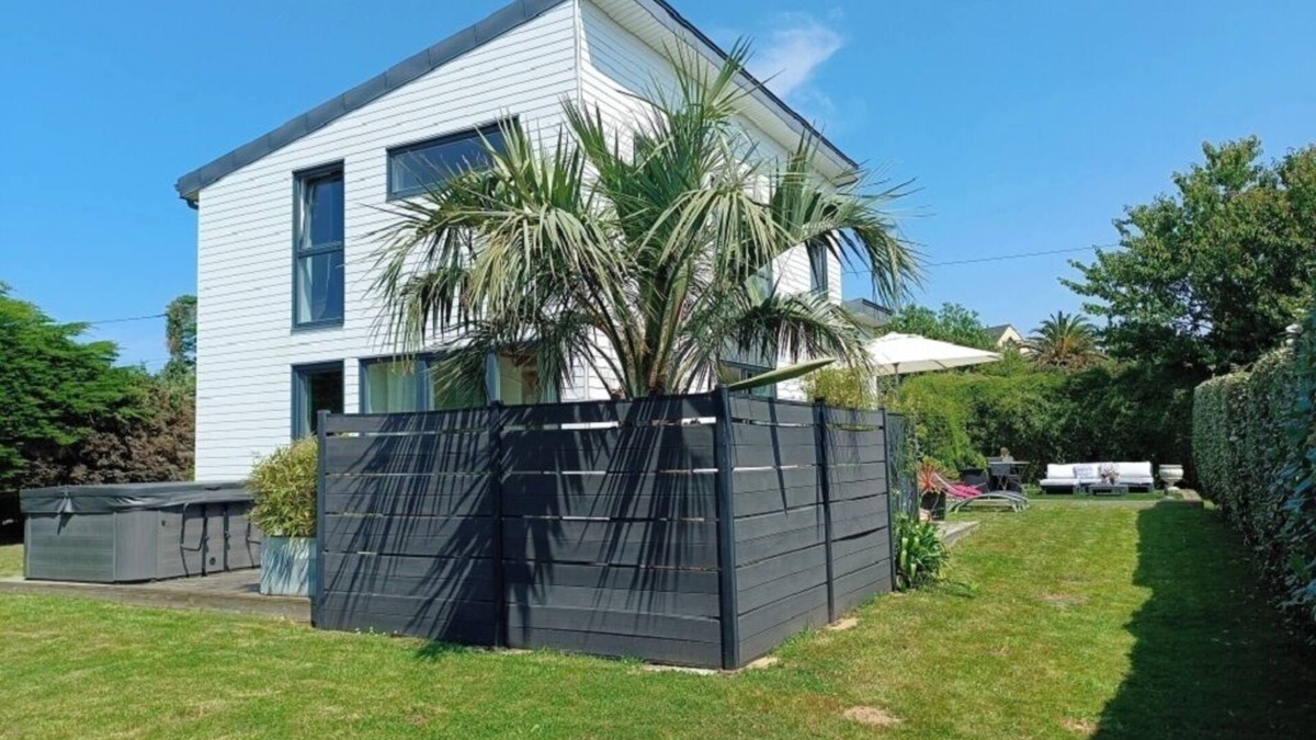 Plouguerneau House | Bright house with garden and spa, 100 m from the beach. Pets welcome.