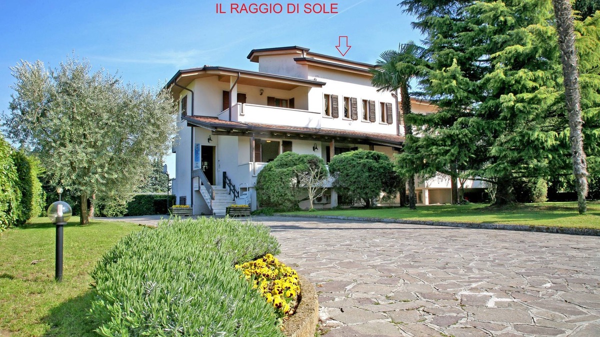 Colà Di Lazise Apartment | Bright lake view apartment near Lake Garda amusement parks