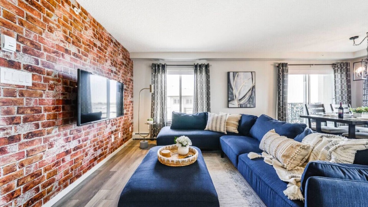 Southwest Edmonton Condo | Bright Luxe Condo AC Top Floor King Bed Balcony