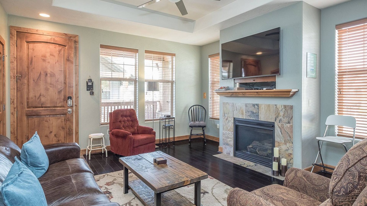 Kimball Junction Condo | Bright luxury quiet 2nd floor 2/2 condo with fireplace, deck, and sunset views