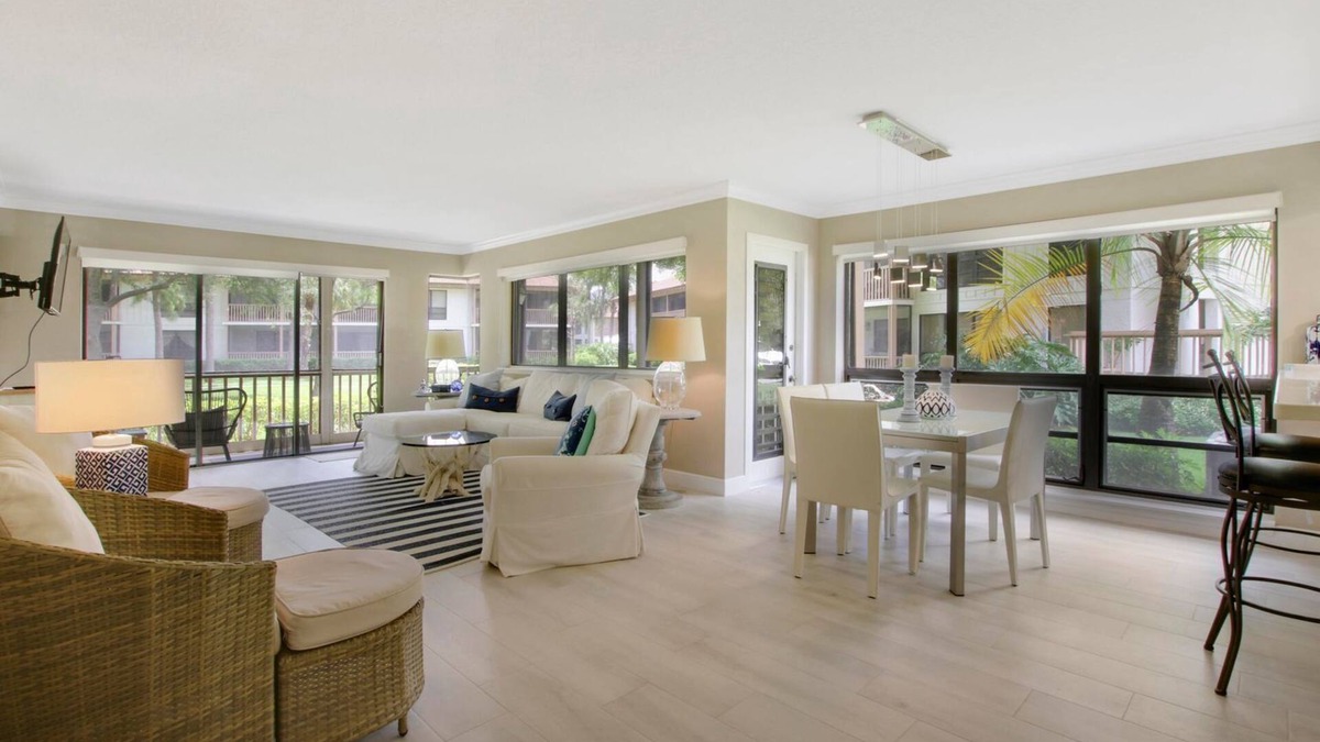 Hunt Club Condo | Bright Modern Condo at PGA National Resort