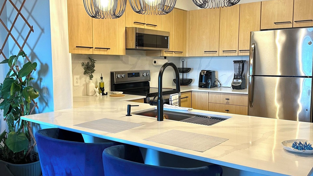 Sappertown Apartment | Bright Modern Condo Near SkyTrain & Hospital