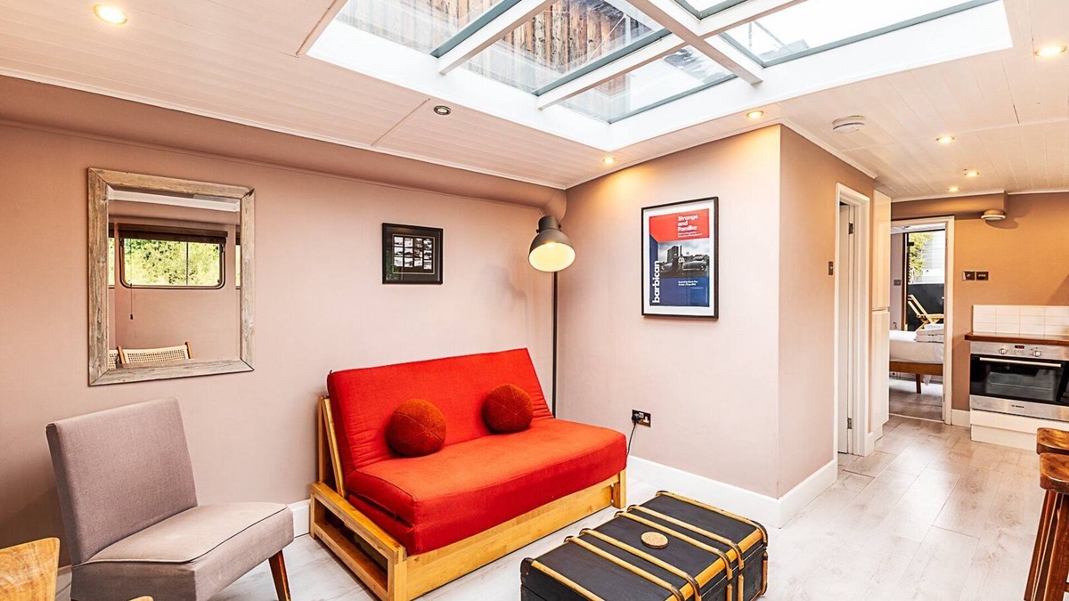 London Borough of Hounslow Boat Rental | Bright & Modern Kew Bridge Houseboat