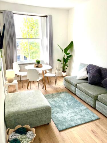 Pembridge Apartment | Bright & modern Notting Hill 3BR Apartment