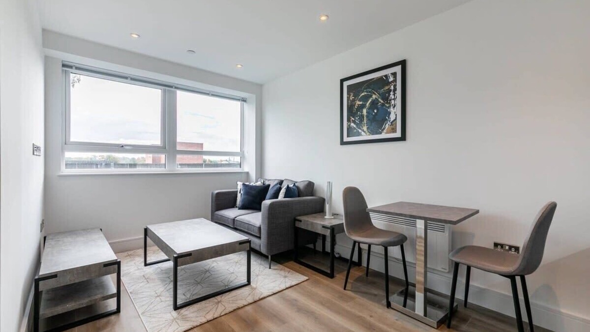 East Grinstead Apartment | Bright & Modern Studio Apartment in East Grinstead