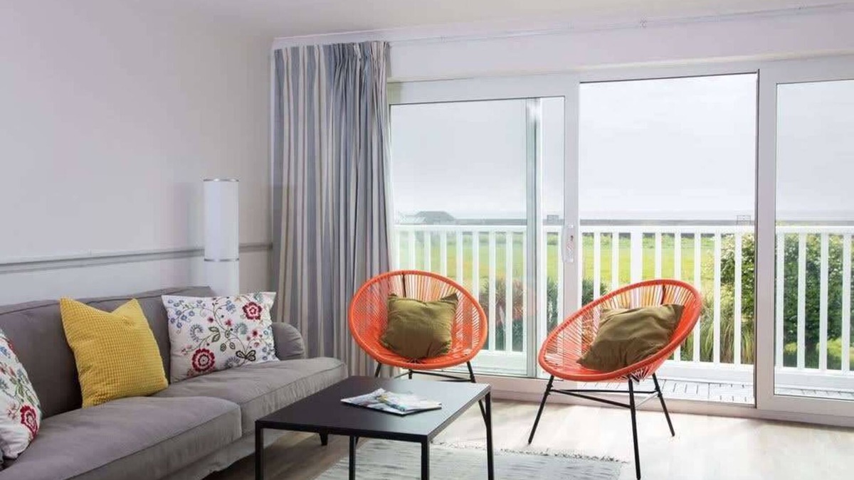 Selsey House | Bright & Modern Selsey Seafront Home