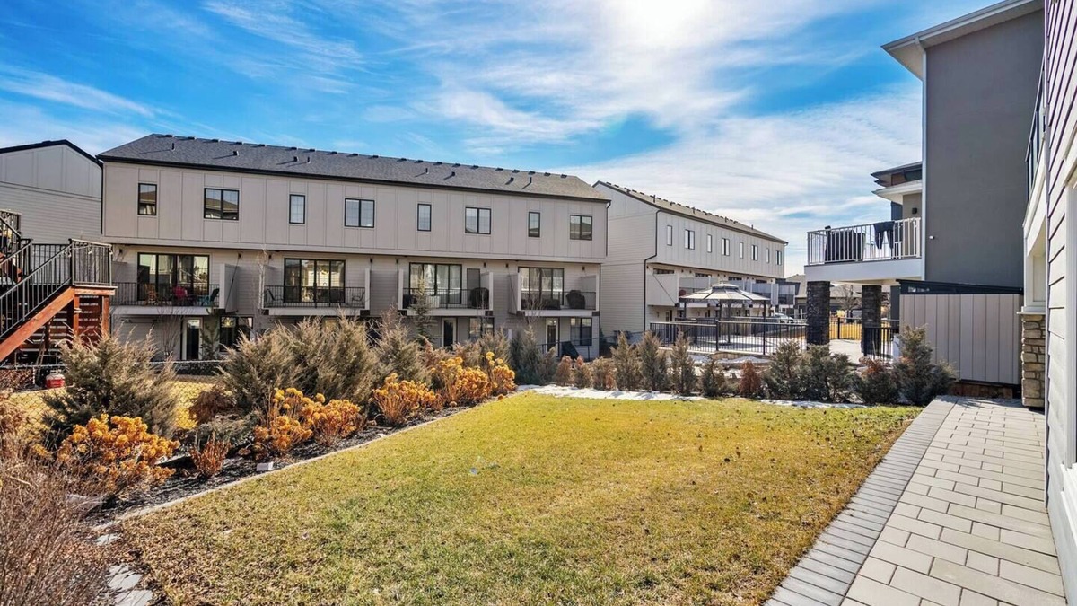Signal Hill House | Bright Nature Escape 2BR Walkout Suite w/Patio