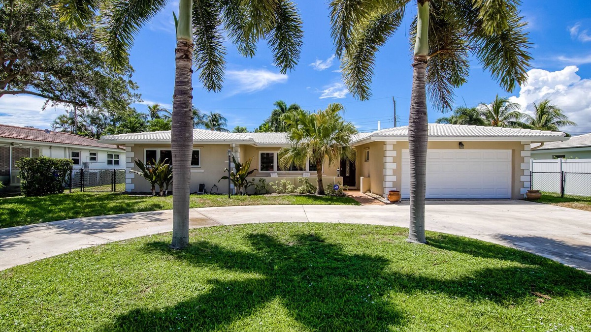 Bel Air House | Bright, one-level home, Florida room, Sony 85” 4k TV, W/D & AC - near the beach