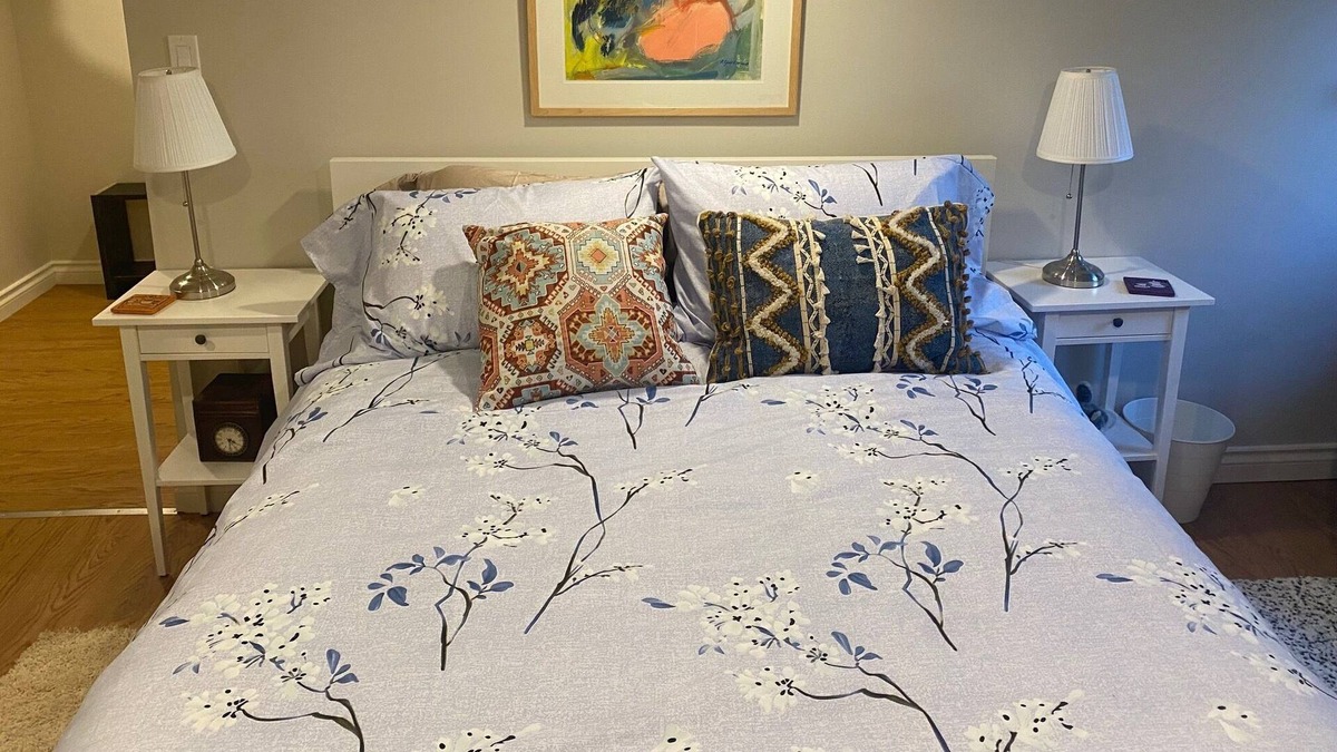 Dundas House | Bright One Bedroom Suite with Yard