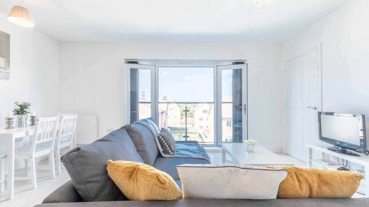 Langley Marish Apartment | Bright Penthouse with Two Bedrooms