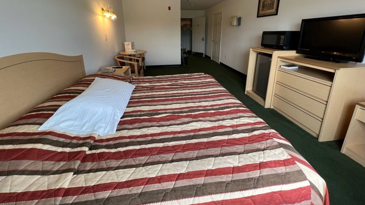 Renault Bed & Breakfast | Bright Petite Double Queen Suite with Free Parking