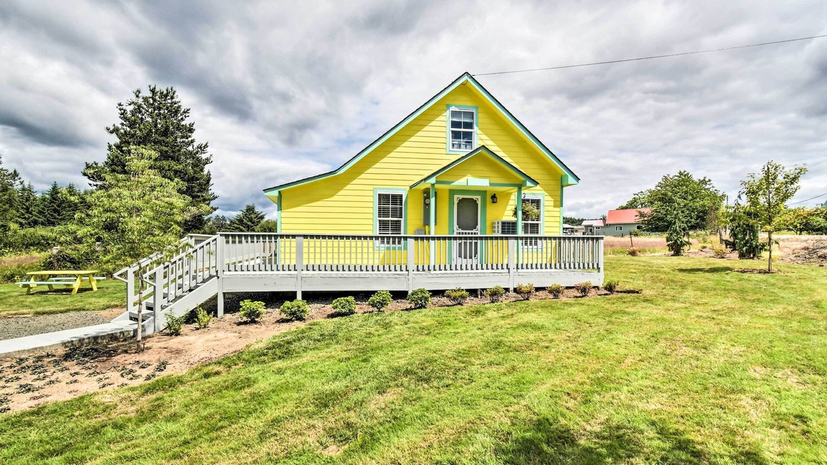 Raymond House | Bright Raymond Home, 1/2 Mi to Willapa River!
