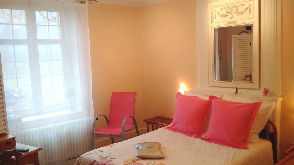 Aydoilles Bed & Breakfast | Bright room with common areas and tennis court in Aydoilles