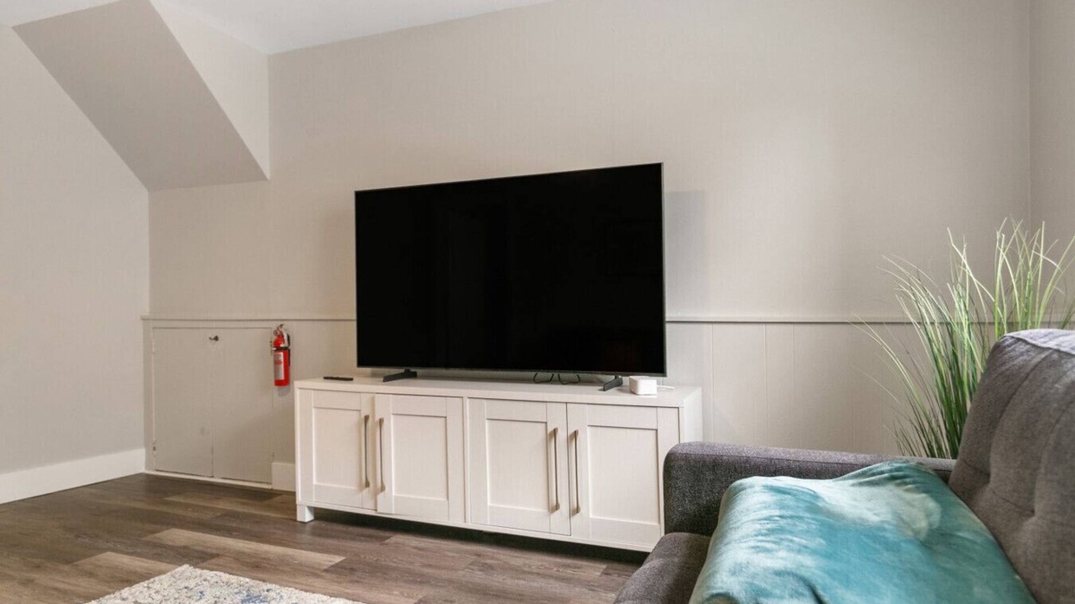 Russell House | Bright & Roomy 5BR – Family-Ready Near Naval Base!