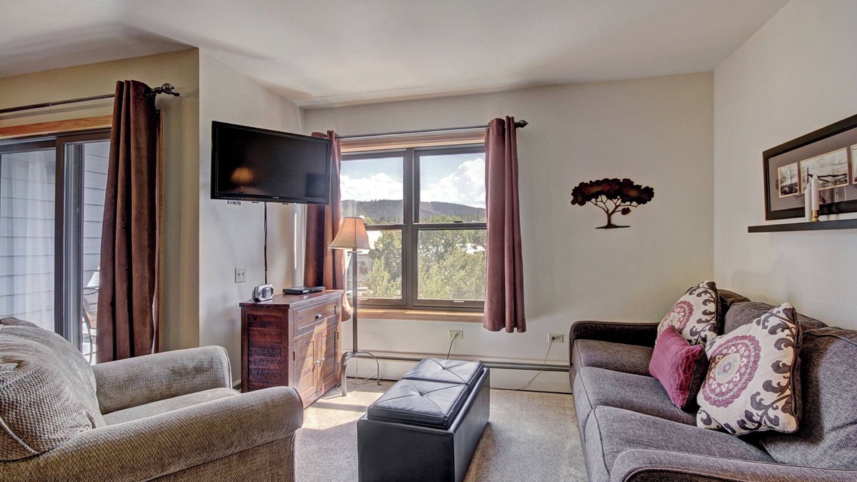 Historic District Condo | Bright Scenic Studio Walk to Ski and Apres-Ski - Sleeps 4