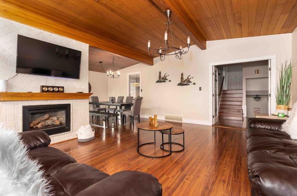 Abbotsford House | Bright & Serene ~ Central Location ~ BBQ ~ Pkg