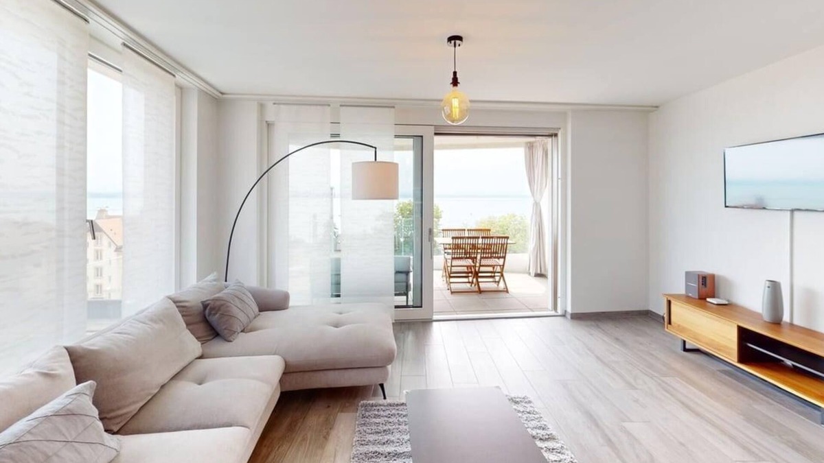 Neuchatel Apartment | Bright & Spacious 2-bed Apartment - with Balcony & Lake View!