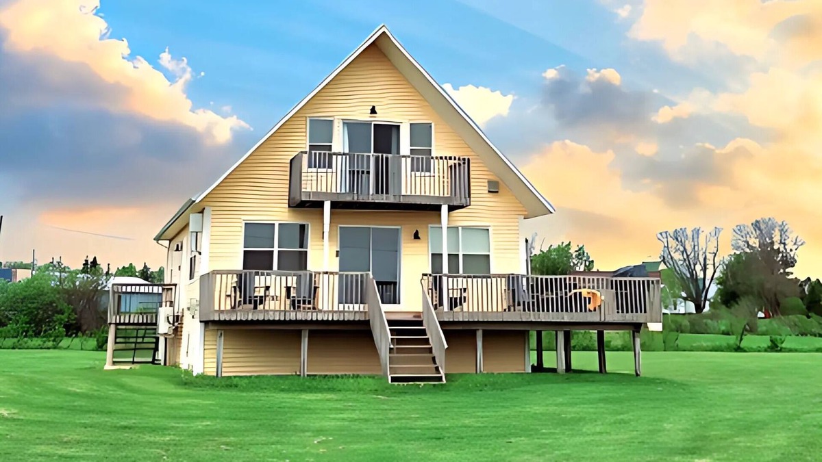 New London Cottage | Bright & Spacious 4 + 1 Bedroom Beach House - 10 Minutes from Cavendish.