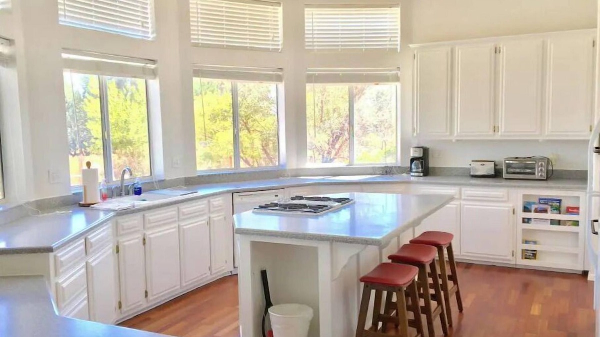 Lone Pine House | Bright, Spacious and sparkling clean 3 bed 2 bath