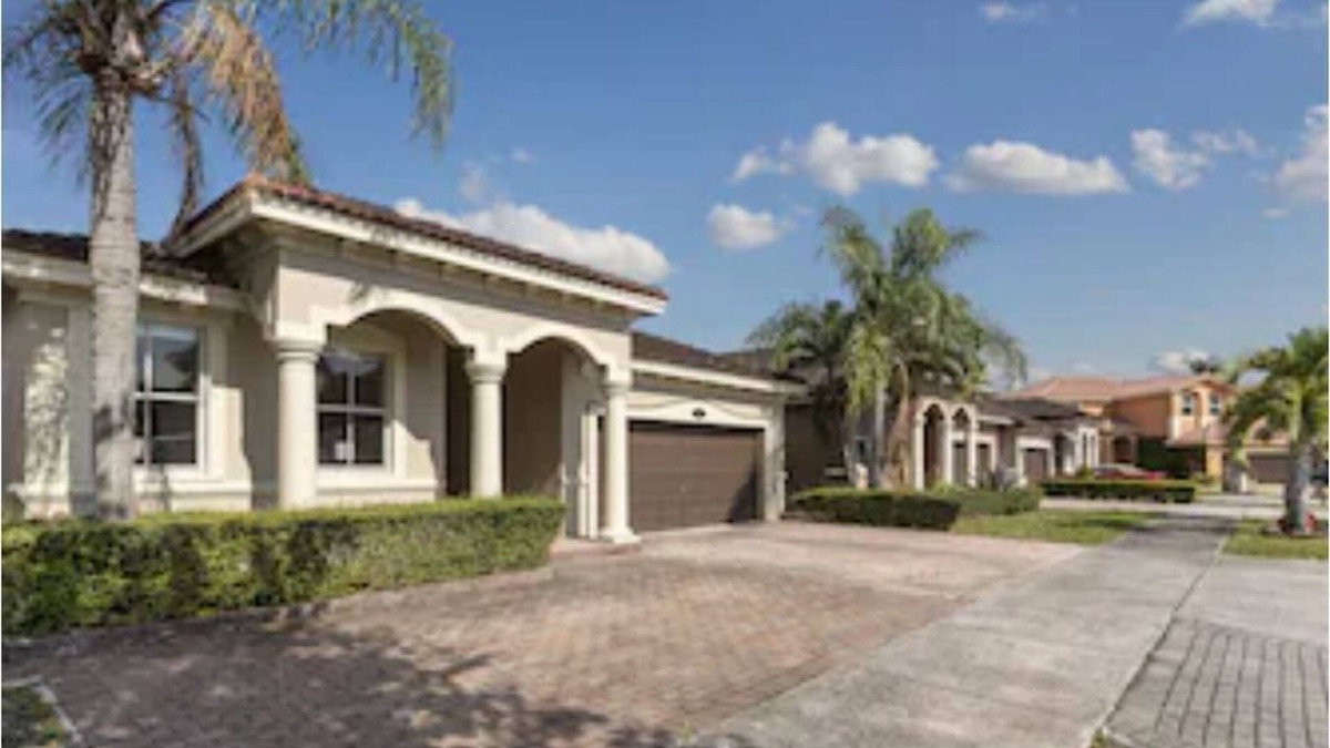 Tamiami House | Bright & spacious centrally located 4 bed home