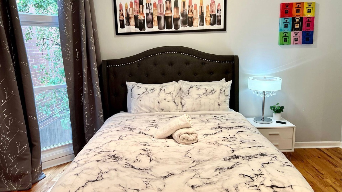 Park West Apartment | Bright & Spacious Lincoln Park Gem – Sleeps 9!