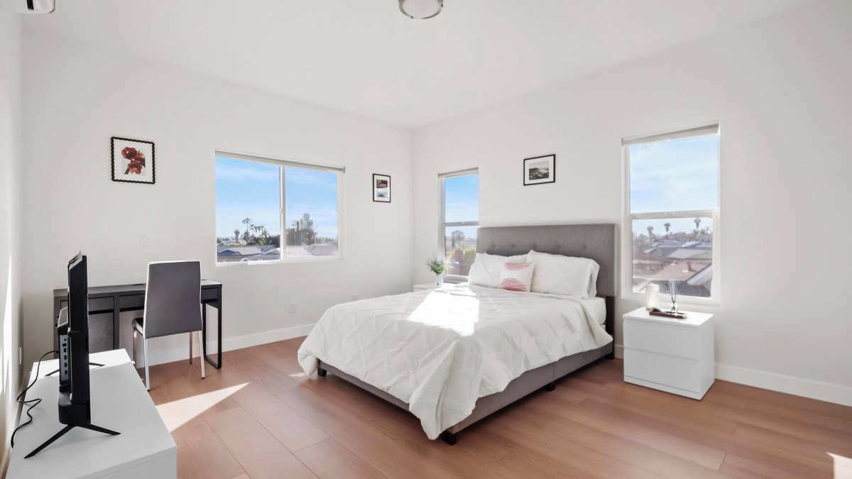 Mira Mesa House | Bright & Spacious Upstairs Room in Peaceful Home