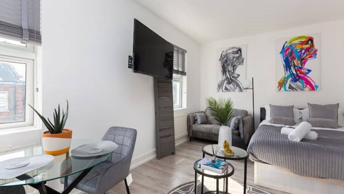 Harrow Road Apartment | Bright Studio Near Maida Vale, great connection to Central London