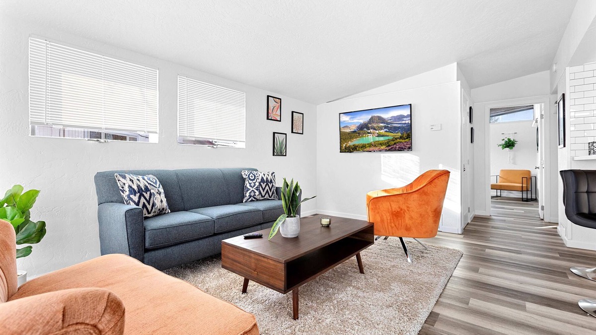 Westside Cottage | Bright, Stylish & Pet Friendly 2 Bedroom Home!