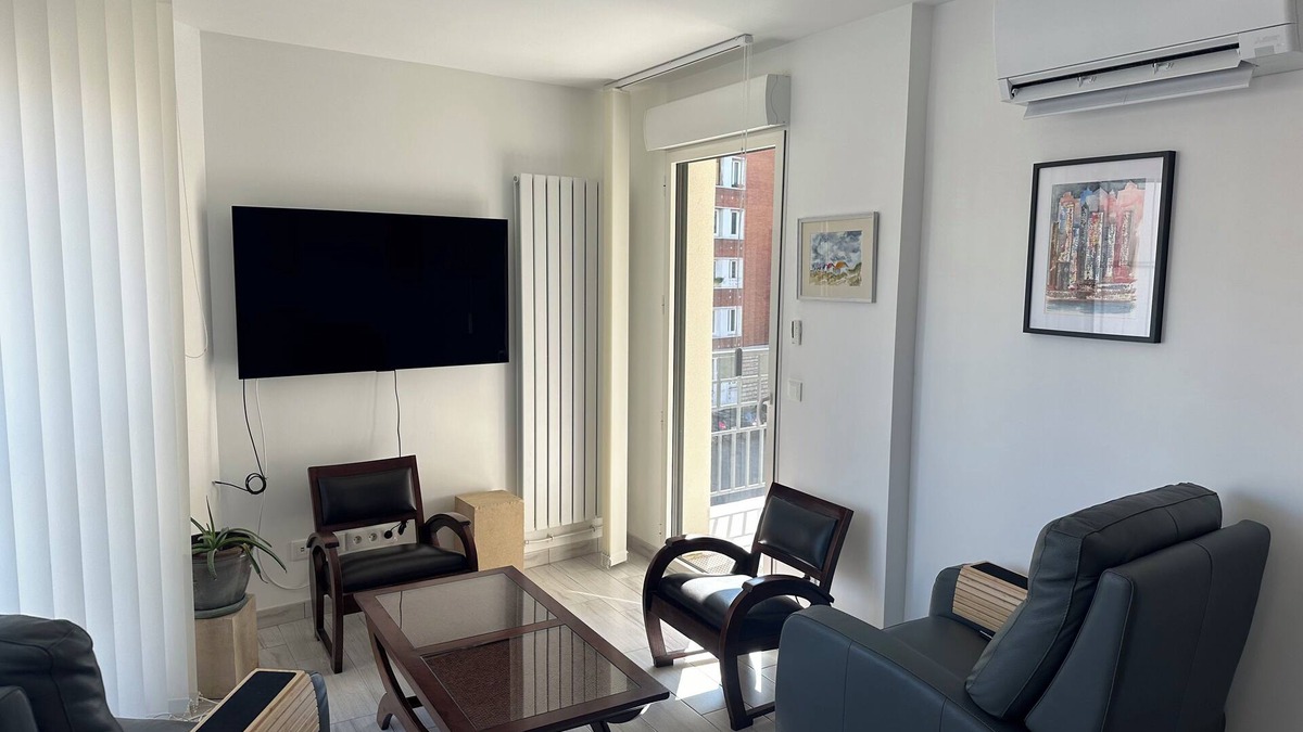Les Puces de Saint-Ouen Apartment | Bright sunny new flat 753 sqft 2 bedrooms +free parking