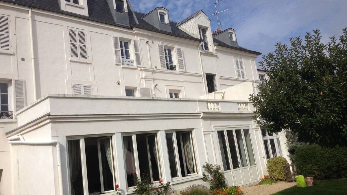 Montfort-l'Amaury Apartment | Bright sunny apartment on the ground floor with garden