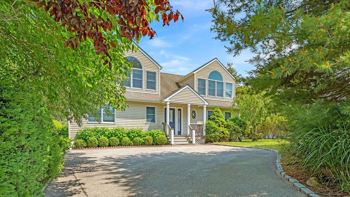 Bay Point House | Bright sunny home in Sag Harbor. Great location! Walk to Long Beach!