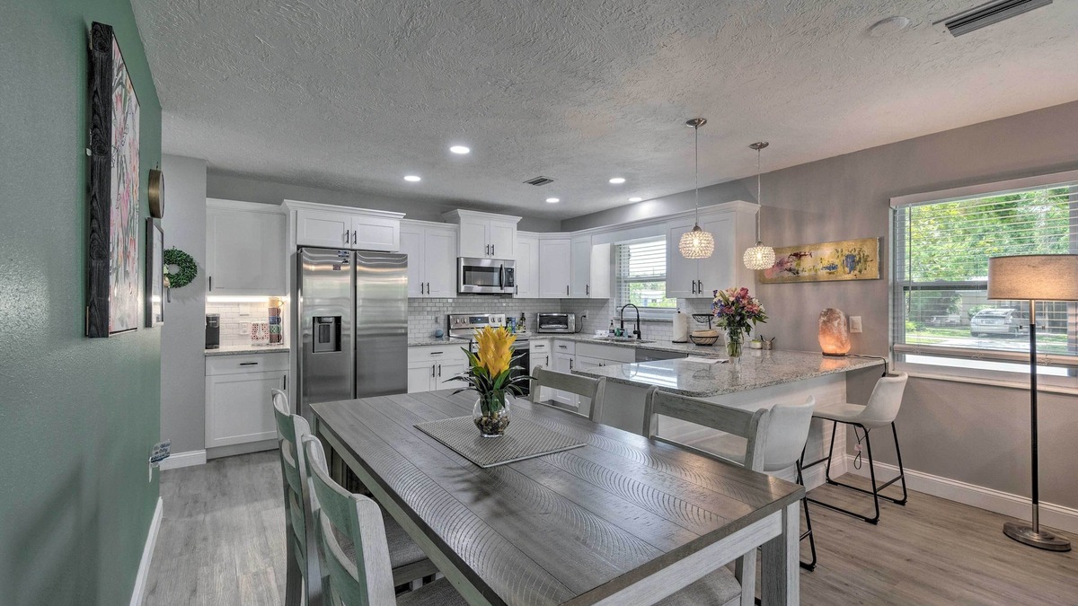 Venice Cottage | Bright Venice Getaway < 1 Mi to Historic Dtwn