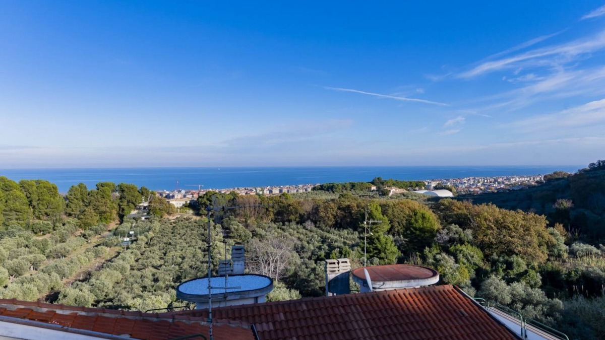 Pescara Apartment | Bright villa of about 190 sqm located on two floors (stairs to access), can comfortably accommodate 4 people.The accommodation is located in San Silvestro, a very quiet residential district a few steps from the sea, equipped with all the main services: b