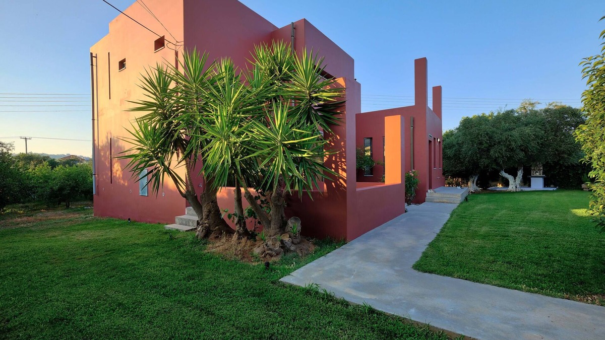 Souda Villa | Bright villa surrounded by orange trees