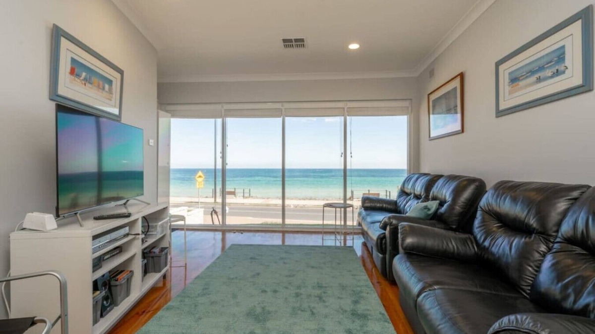 Brighton Apartment | Brighton Beachfront Sanctuary