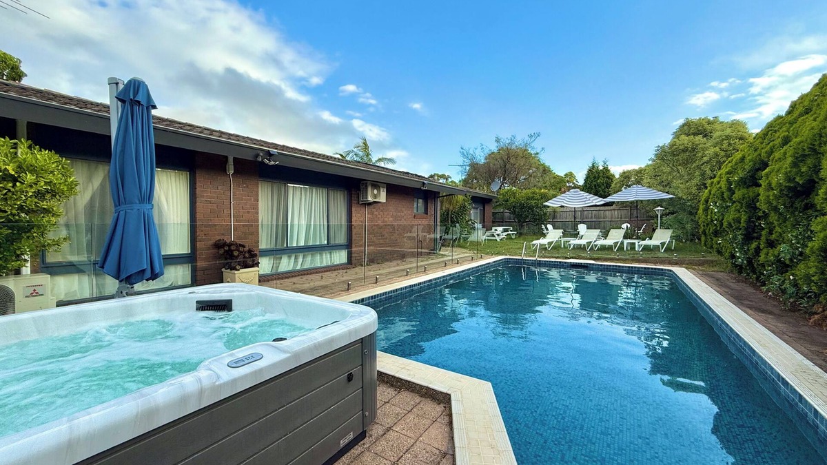 Brighton East House | Brighton Blissful | Family Poolside Vila Pool Spa Sauna