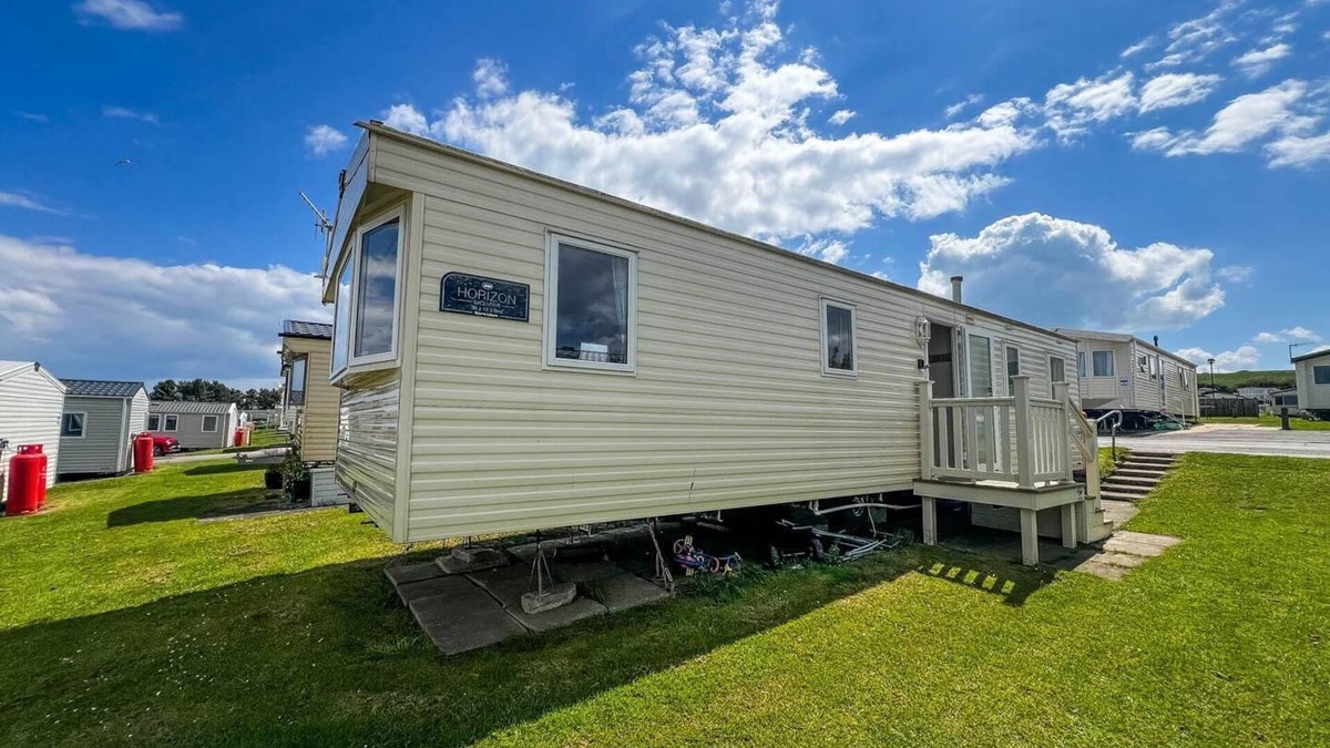 Reighton House | Brilliant 8 berth caravan at Reighton Sands Holiday Park, Haven ref 61053RC
