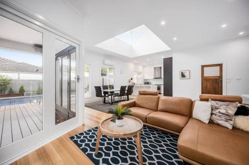 Oakleigh House | Brilliant Bungalow Home at Oakleigh and Chadstone