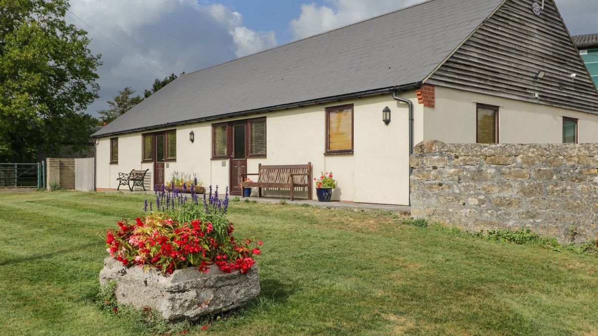 Hook Cottage | BRINDLE COTTAGE, pet friendly in Royal Wootton Bassett