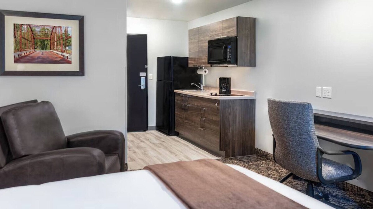 Grand Rapids Hotel | Bring Fido! Pet-Friendly Room w/Kitchen Near Fishing Pier | Pool | Parking