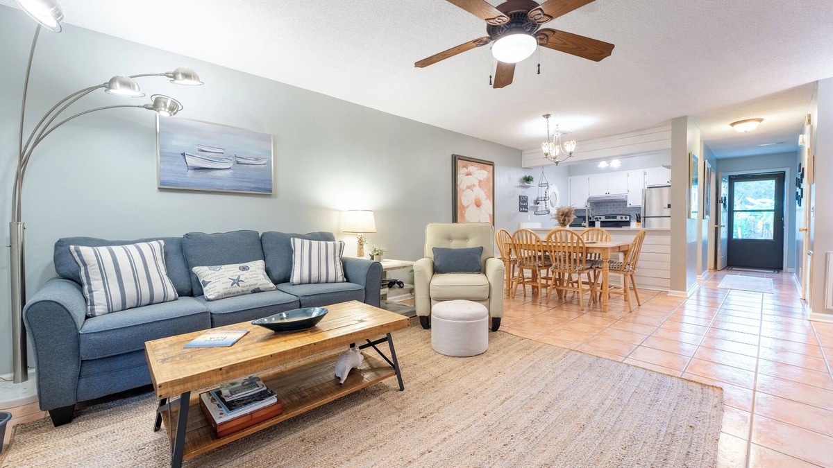 Saint Simons Island Condo | Bring the pets! Central to beach, 5 star dining, music, +. 3 beds, bikes incl!