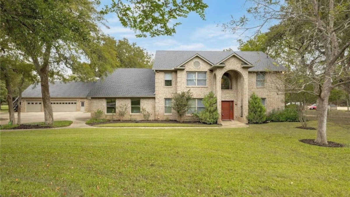 Leander House | Bring your extended family together for the holidays! 5 bedroom house on 5 acres