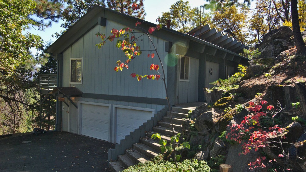 Fish Camp Ski Chalet | Bring Your Family Home to the Spacious Yosemite Trestlewood Chalet!
